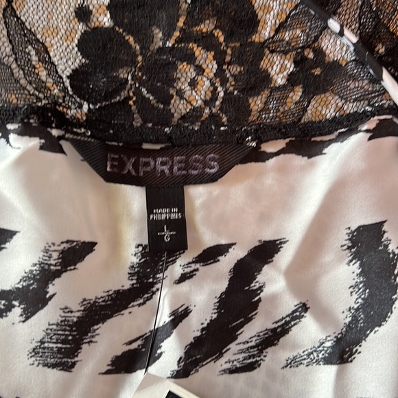 Sleeveless Black and White Express Top - Picture 6 of 6